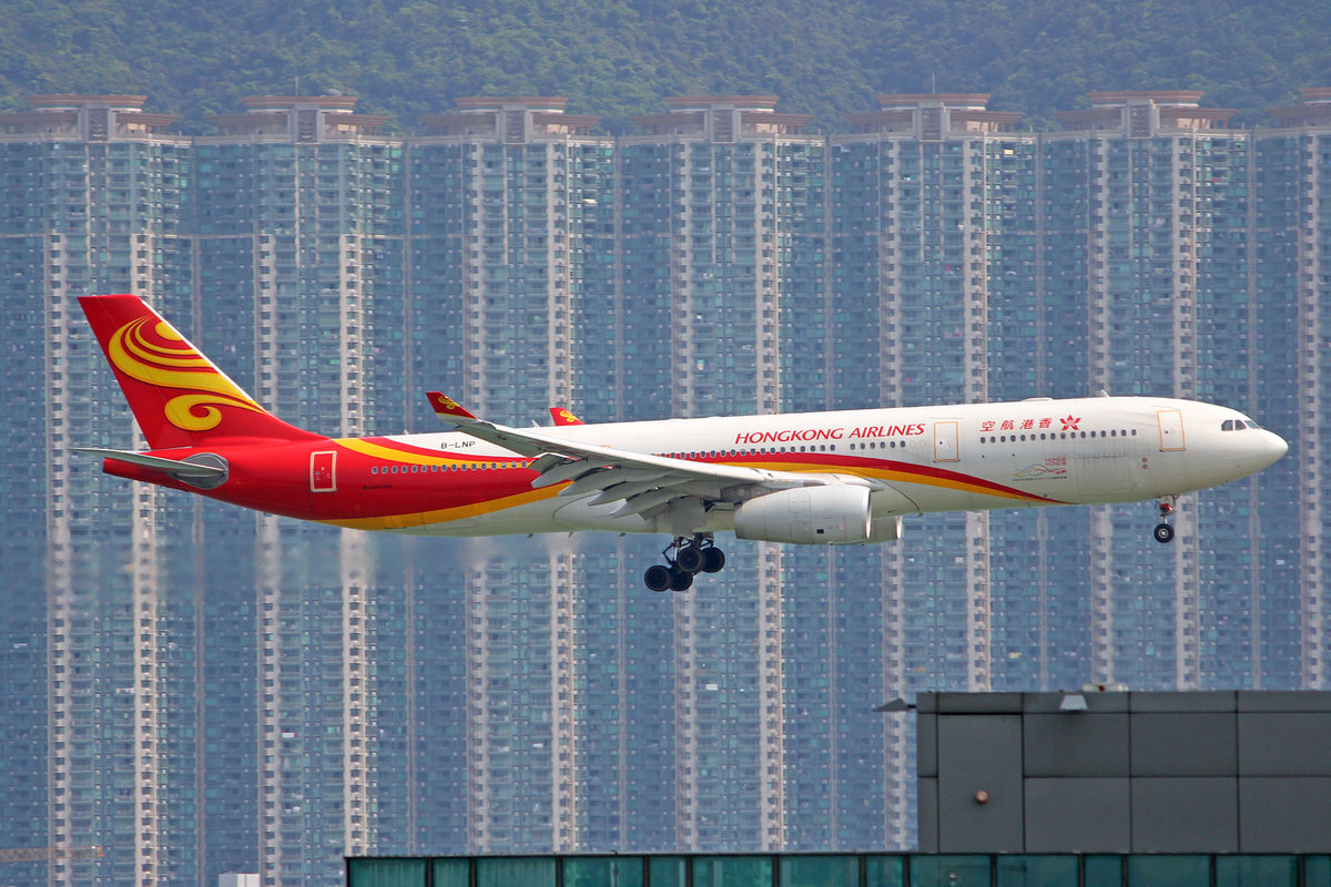 Hong Kong Airlines, B-LNP, Airbus A330-343X, msn: 1398, 18.April 2014, HKG Hong Kong.
