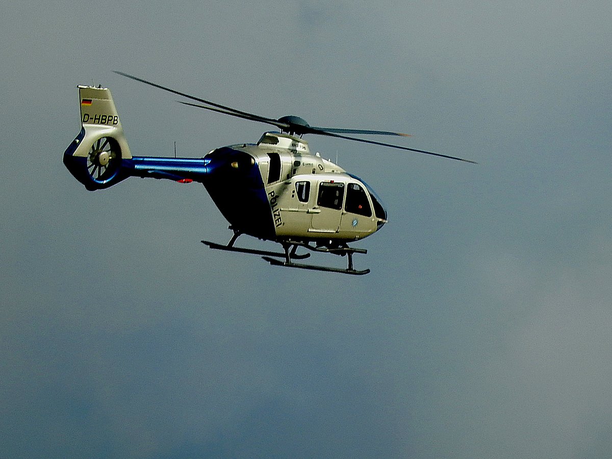 Hubschrauber der Polizei(D-HBPB);EC135P2, WerkNr0864;Bj2010; am Weg Richtung Grünstein in Schönau/Königssee, wo ein unbekannter Bergwanderer rd. 150mtr. abgestürzt sein soll; 190816