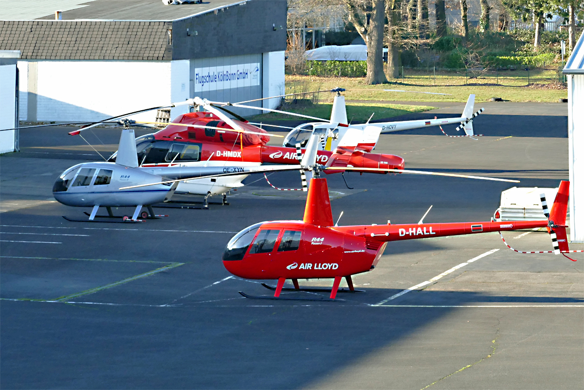 Hubschrauberflotte vor der Air Lloyd-Halle in Bonn-Hangelar. R 44 D-HALL, OE-XYN und D-HOVY, sowie ein MD 900 D-HMDX - 16.01.2020
