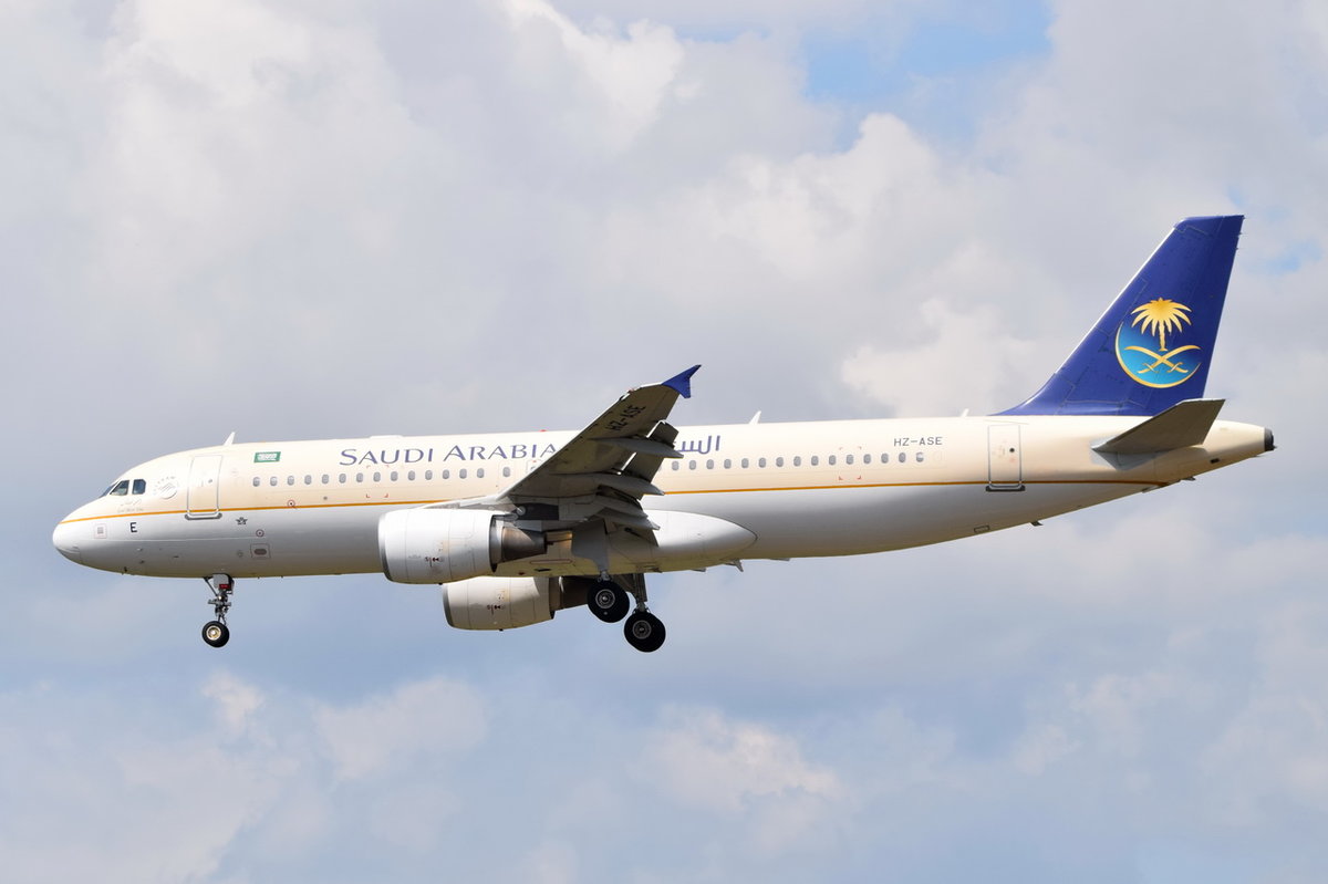 HZ-ASE Saudi Arabian Airlines Airbus A320-214  am 06.08.2016 beim ANFLUG AUF fRANKFURT
