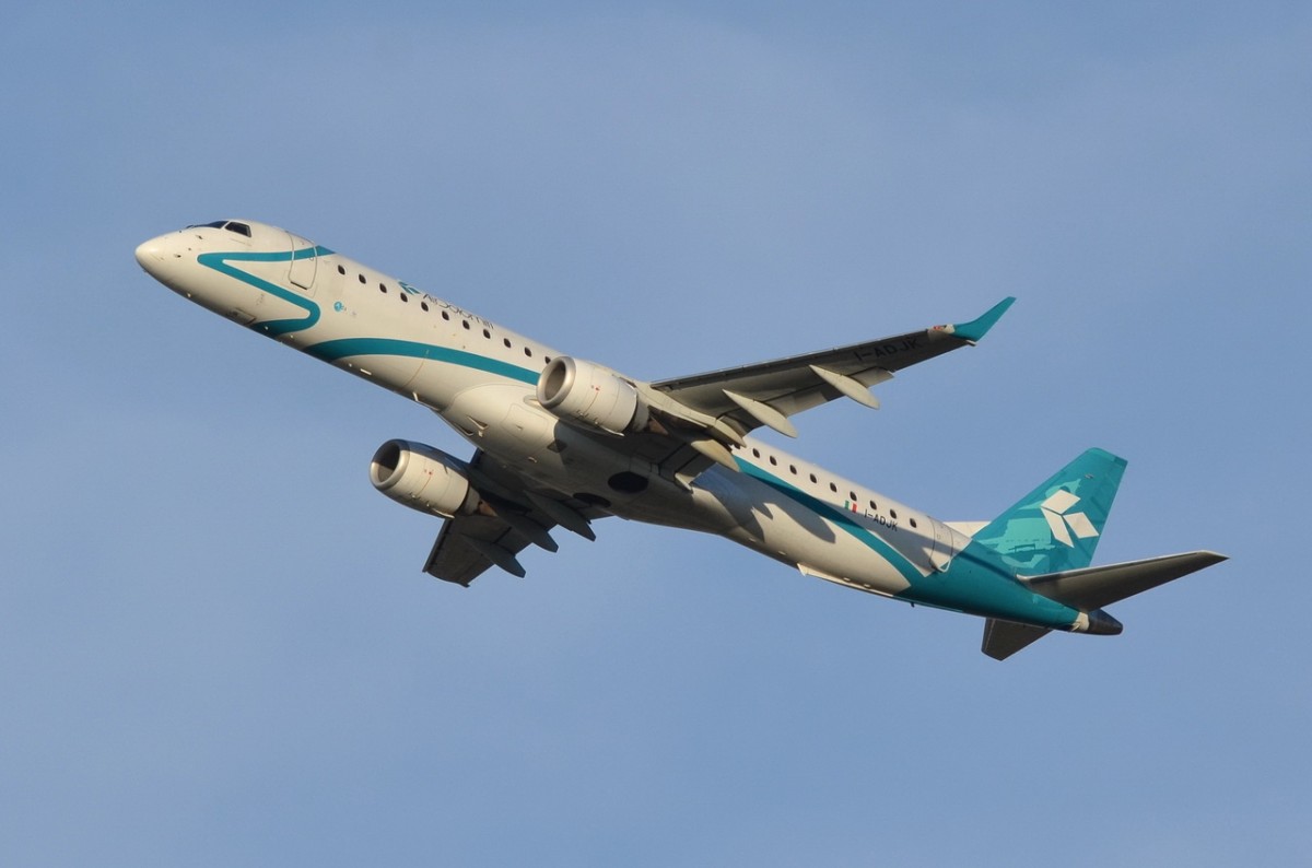 I-ADJK Air Dolomiti Embraer ERJ-195LR (ERJ-190-200 LR) in München am 05.12.2015 gestartet