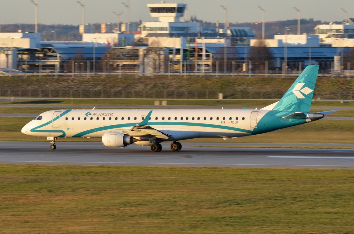 I-ADJK Air Dolomiti Embraer ERJ-195LR (ERJ-190-200 LR)  beim Start am 06.12.2015 in München 