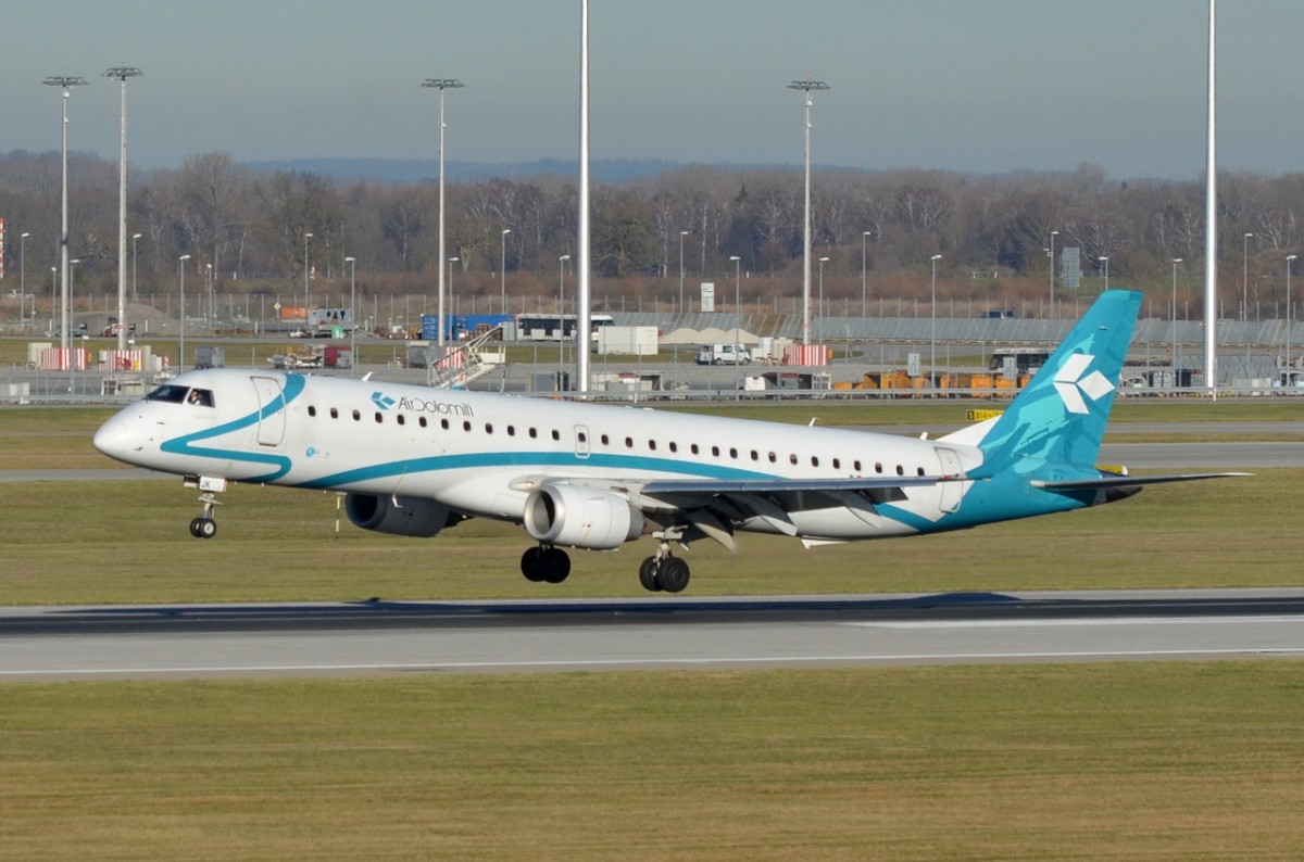 I-ADJK Air Dolomiti Embraer ERJ-195LR (ERJ-190-200 LR)   am 07.12.2015 vor dem aufsetzen in München