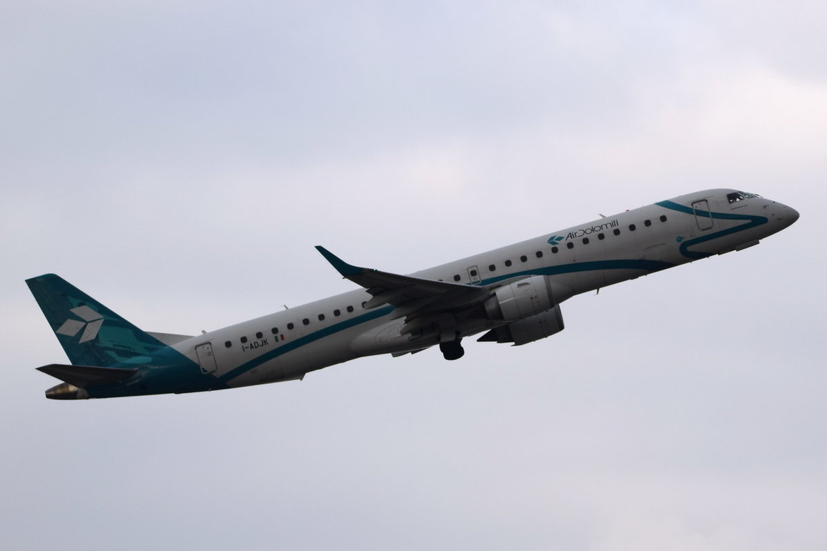 I-ADJK Air Dolomiti Embraer ERJ-195LR (ERJ-190-200 LR)  in München gestartet am 12.10.2016
