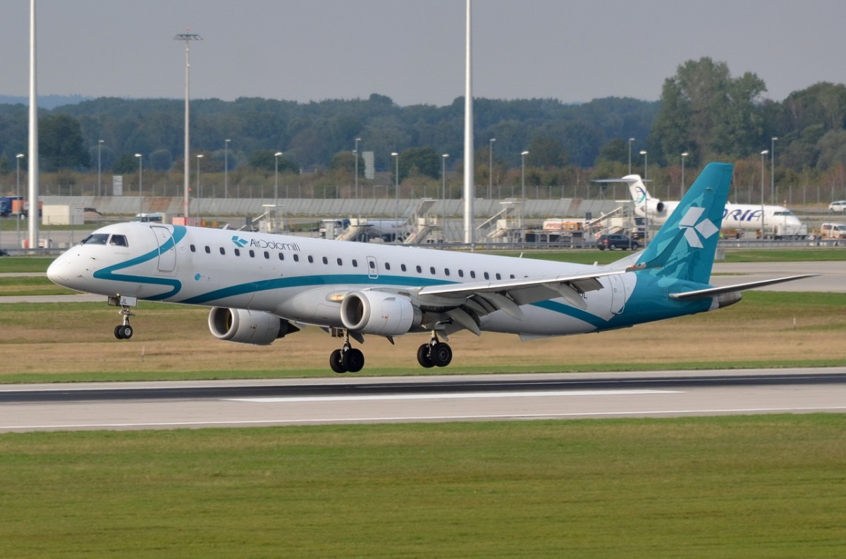 I-ADJL Air Dolomiti Embraer ERJ-195LR (ERJ-190-200 LR)   kurz vor der Landung in München am 11.09.2015