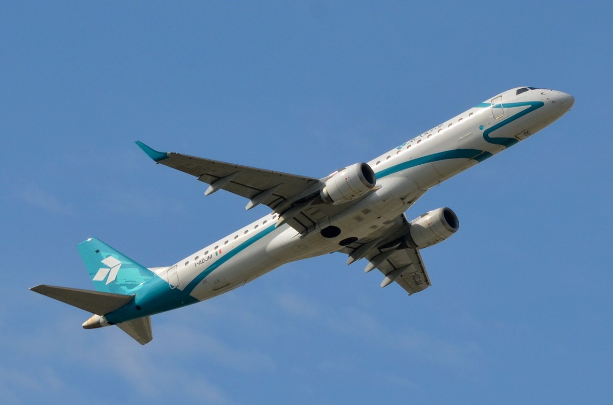 I-ADJM Air Dolomiti Embraer ERJ-195LR (ERJ-190-200 LR)  in München am 10.09.2015 gestartet