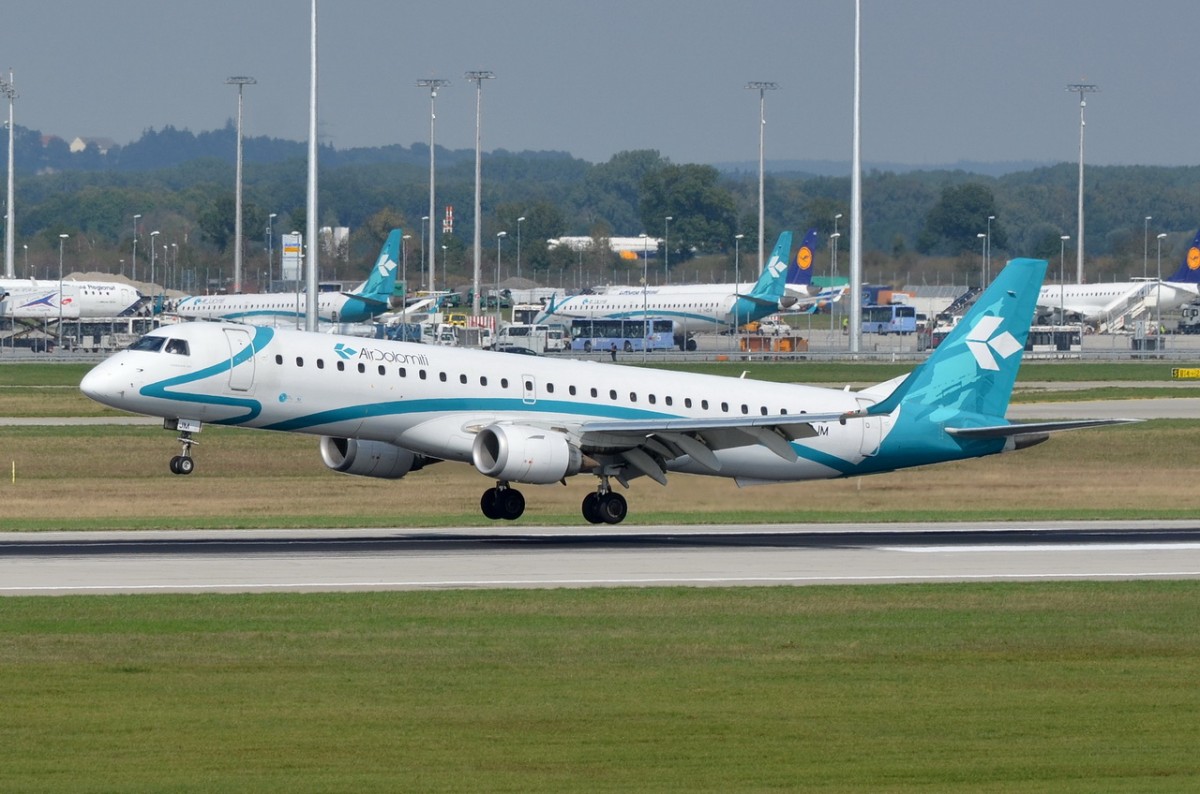 I-ADJM Air Dolomiti Embraer ERJ-195LR (ERJ-190-200 LR)   am 11.09.2015 in München kurz vor der Landung