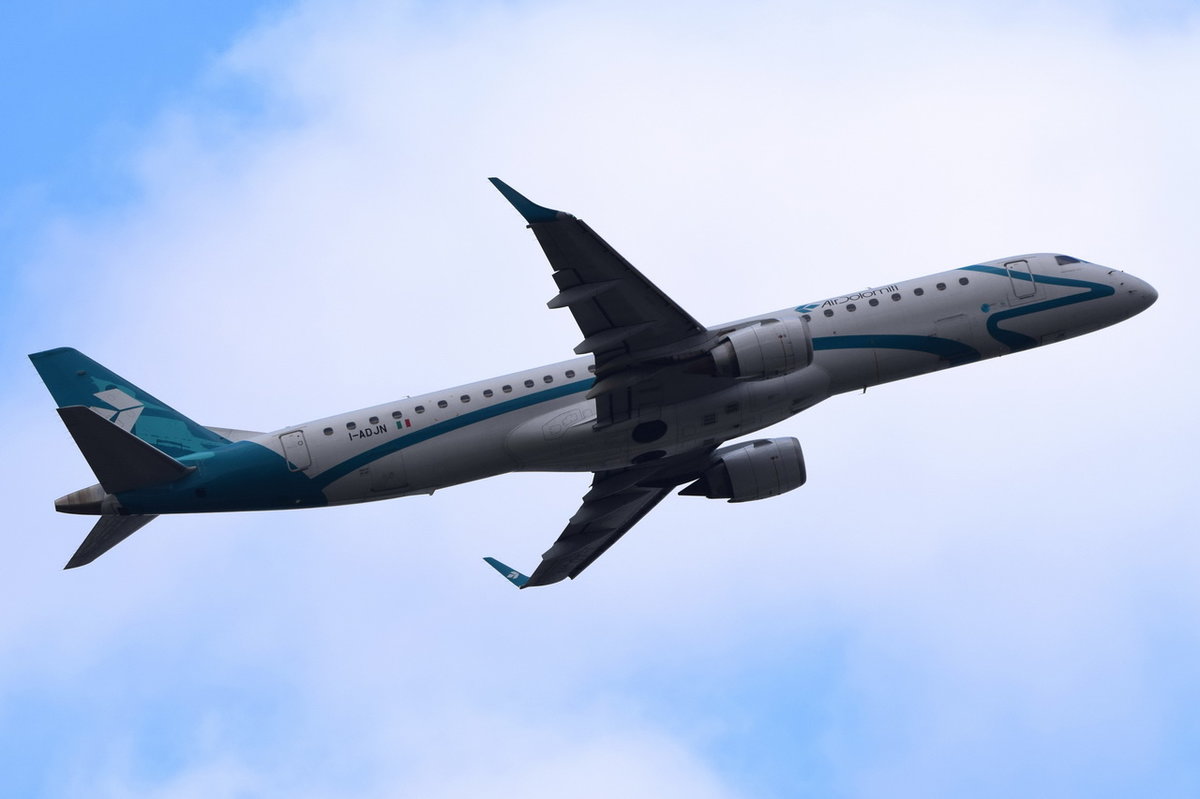 I-ADJN Air Dolomiti Embraer ERJ-195LR (ERJ-190-200 LR)  am 12.10.2016 gestartet in München