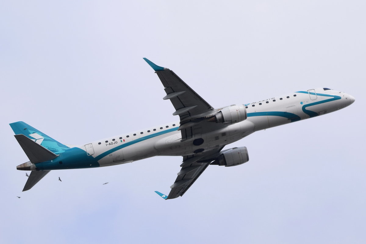 I-ADJO Air Dolomiti Embraer ERJ-195LR (ERJ-190-200 LR)  in München gestartet am 13.10.2016