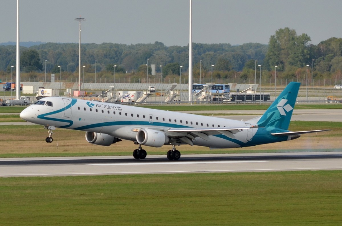 I-ADJP Air Dolomiti Embraer ERJ-195LR (ERJ-190-200 LR  bei der Landung in München am 11.09.2015