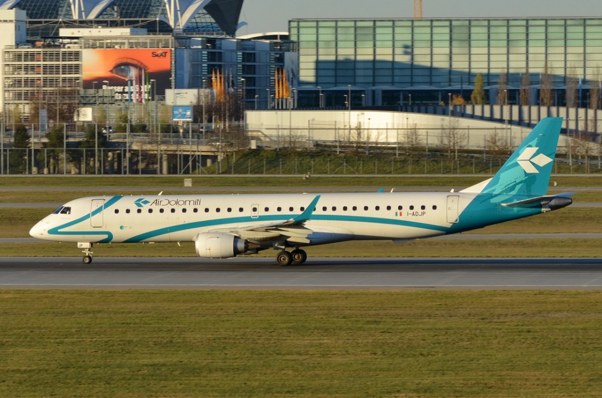 I-ADJP Air Dolomiti Embraer ERJ-195LR (ERJ-190-200 LR)  am 06.12.2015 in München beim Start