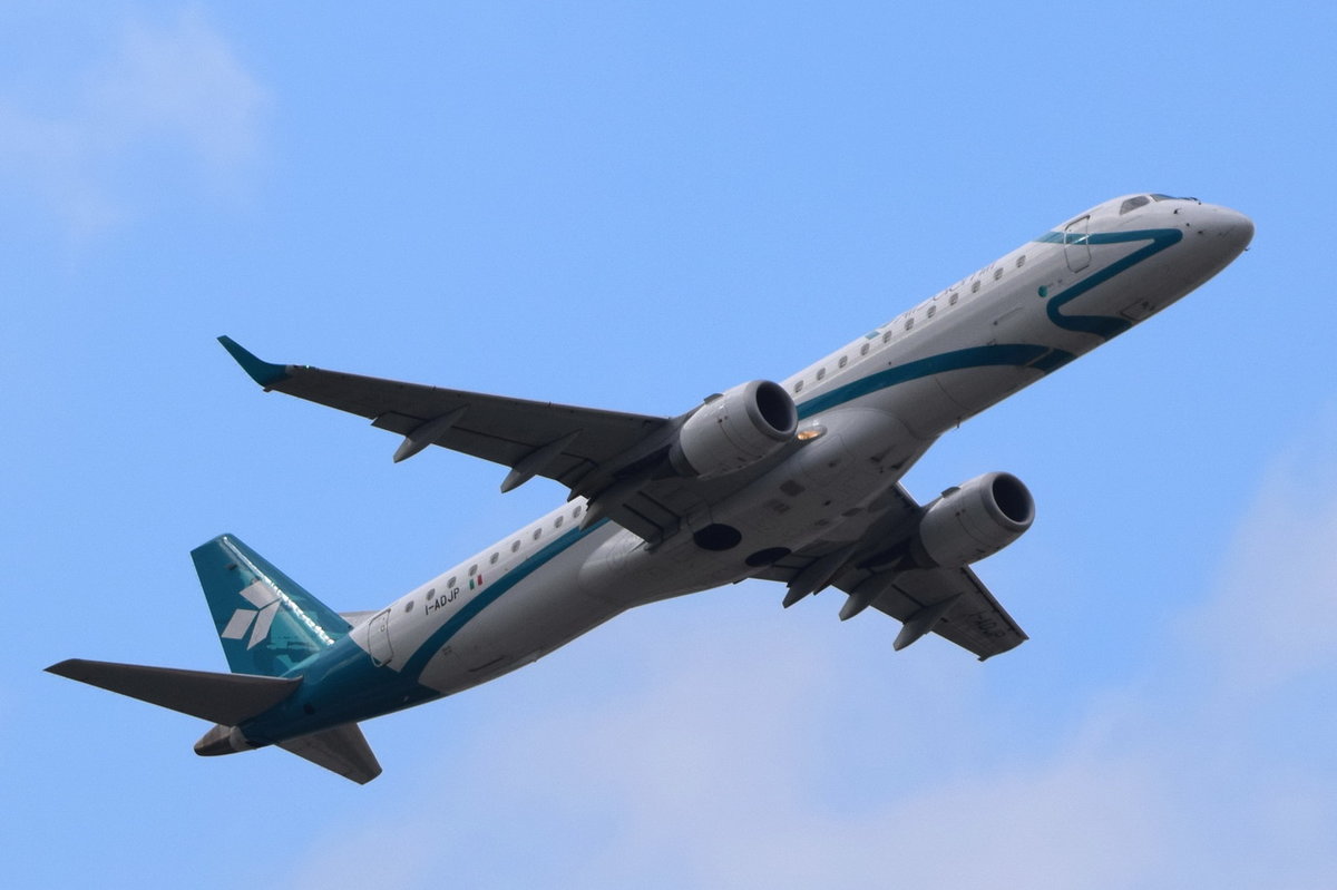 I-ADJP Air Dolomiti Embraer ERJ-195LR (ERJ-190-200 LR)  in München gestartet am 12.10.2016