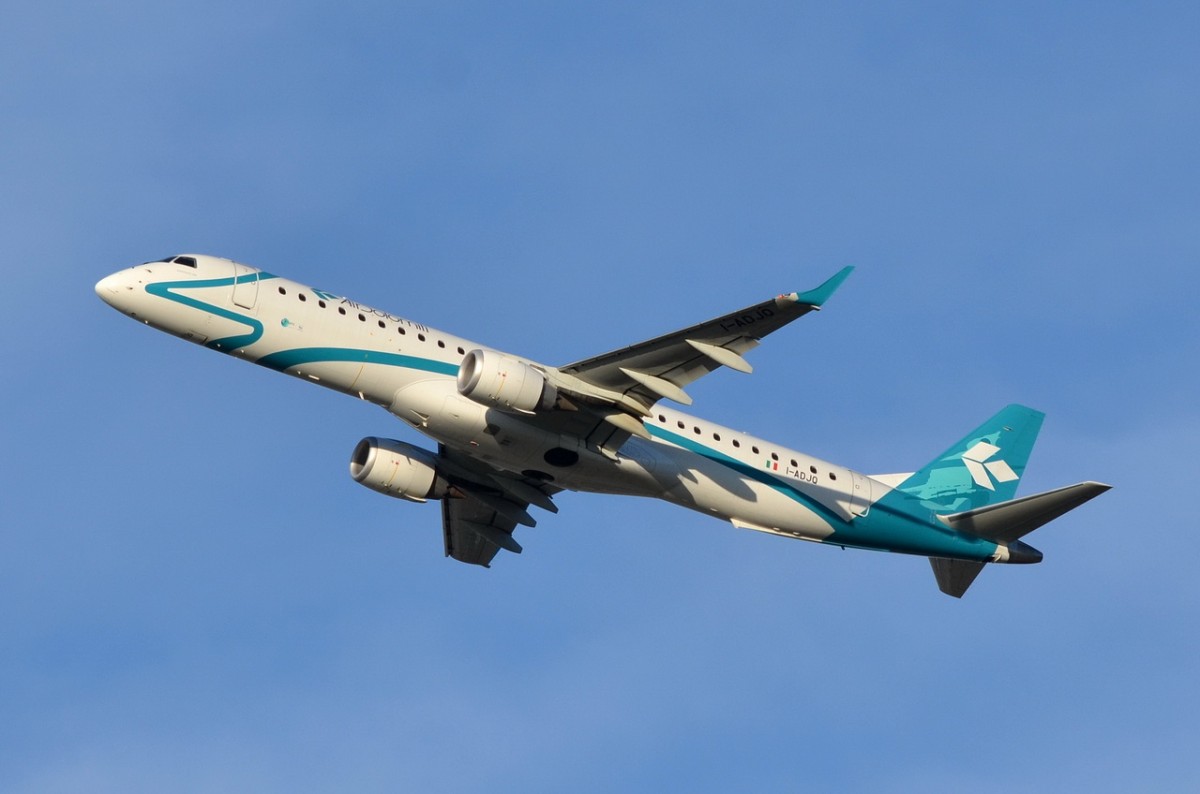 I-ADJQ Air Dolomiti Embraer ERJ-195LR (ERJ-190-200 LR)  in München gestartet am 05.12.2015