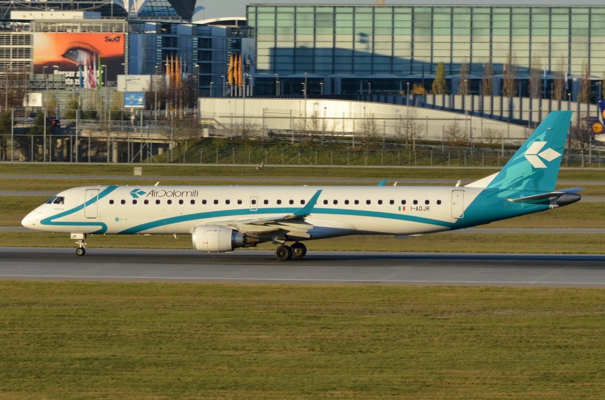 I-ADJR Air Dolomiti Embraer ERJ-195LR (ERJ-190-200 LR)  beim Start in München am 06.12.2015
