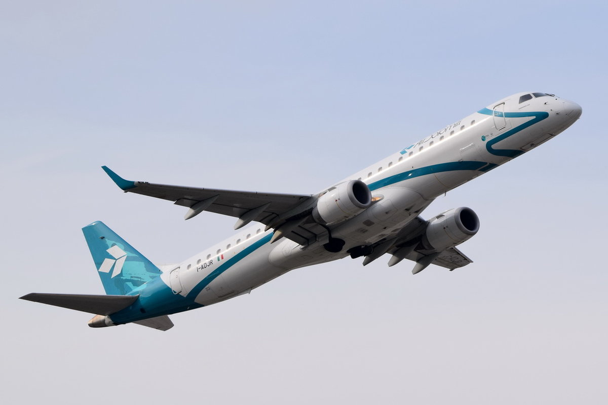 I-ADJR Air Dolomiti Embraer ERJ-195LR (ERJ-190-200 LR)  in München am 13.10.2016 gestartet