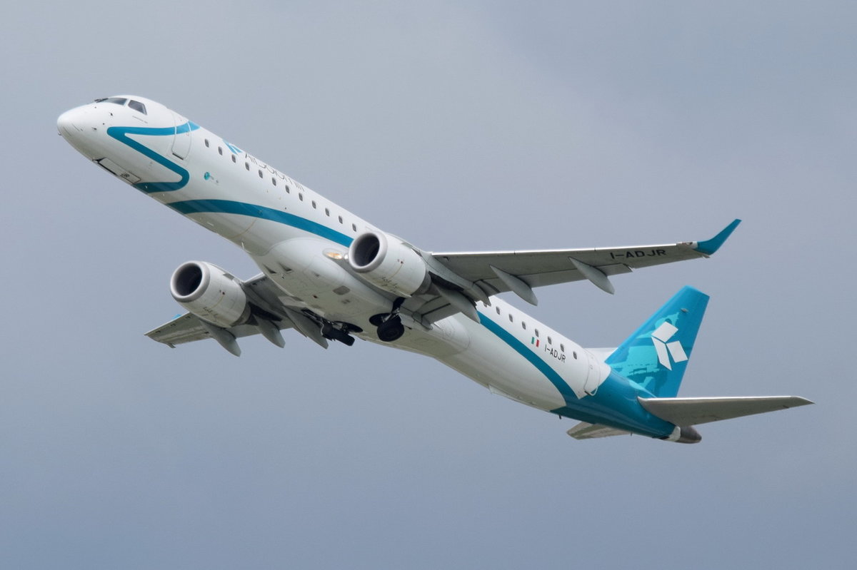 I-ADJR AirDolomitiEmbraer ERJ-195LR (ERJ190-200 LR)  am 14.05.2016 gestartetin München