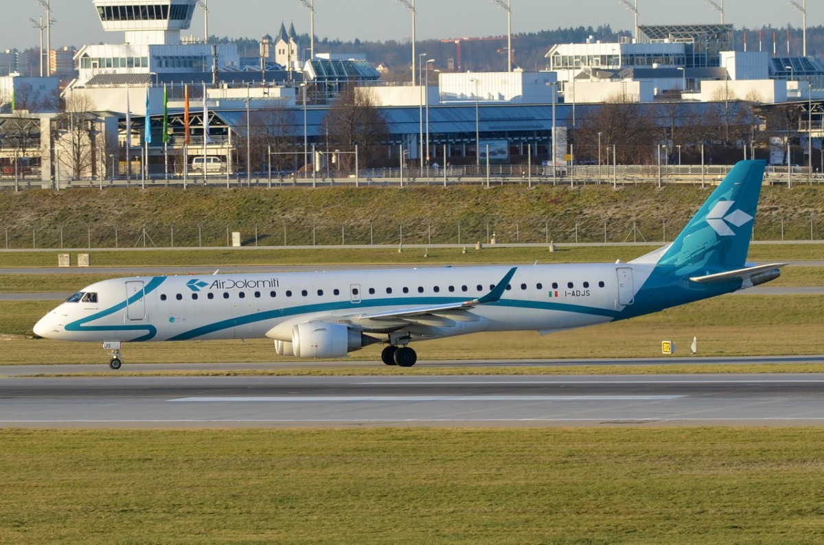 I-ADJS Air Dolomiti Embraer ERJ-195LR (ERJ-190-200 LR)  am Start in München  06.12.2015