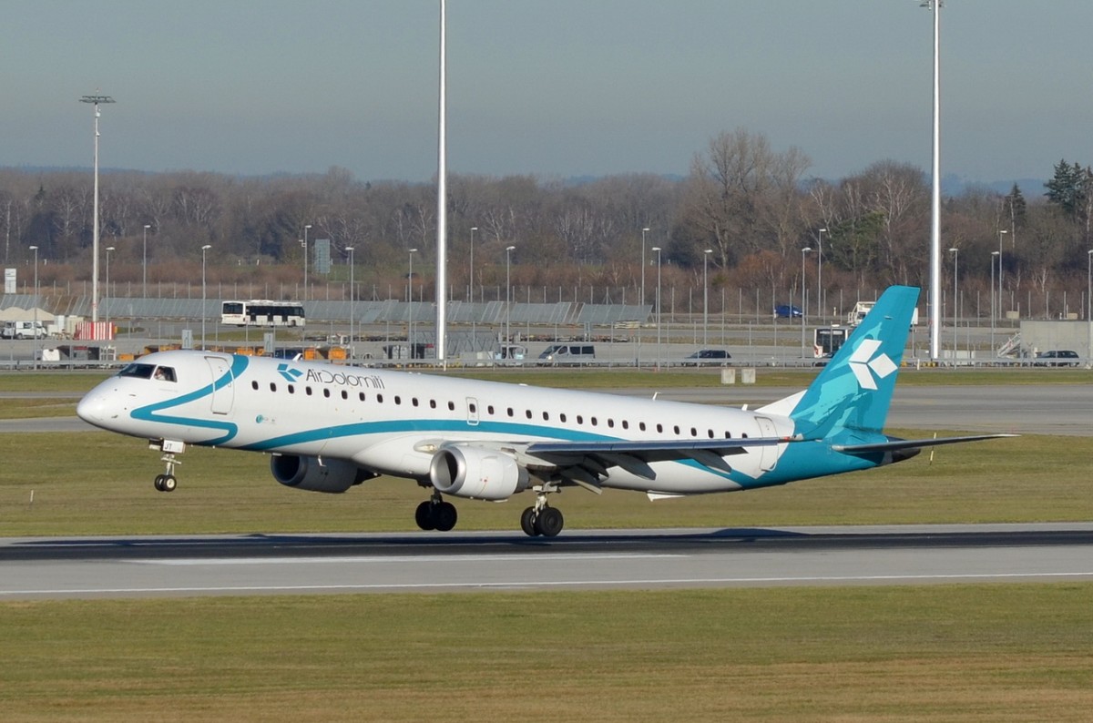 I-ADJT Air Dolomiti Embraer ERJ-195LR (ERJ-190-200 LR)  bei der Landung am 07.12.2015 in München