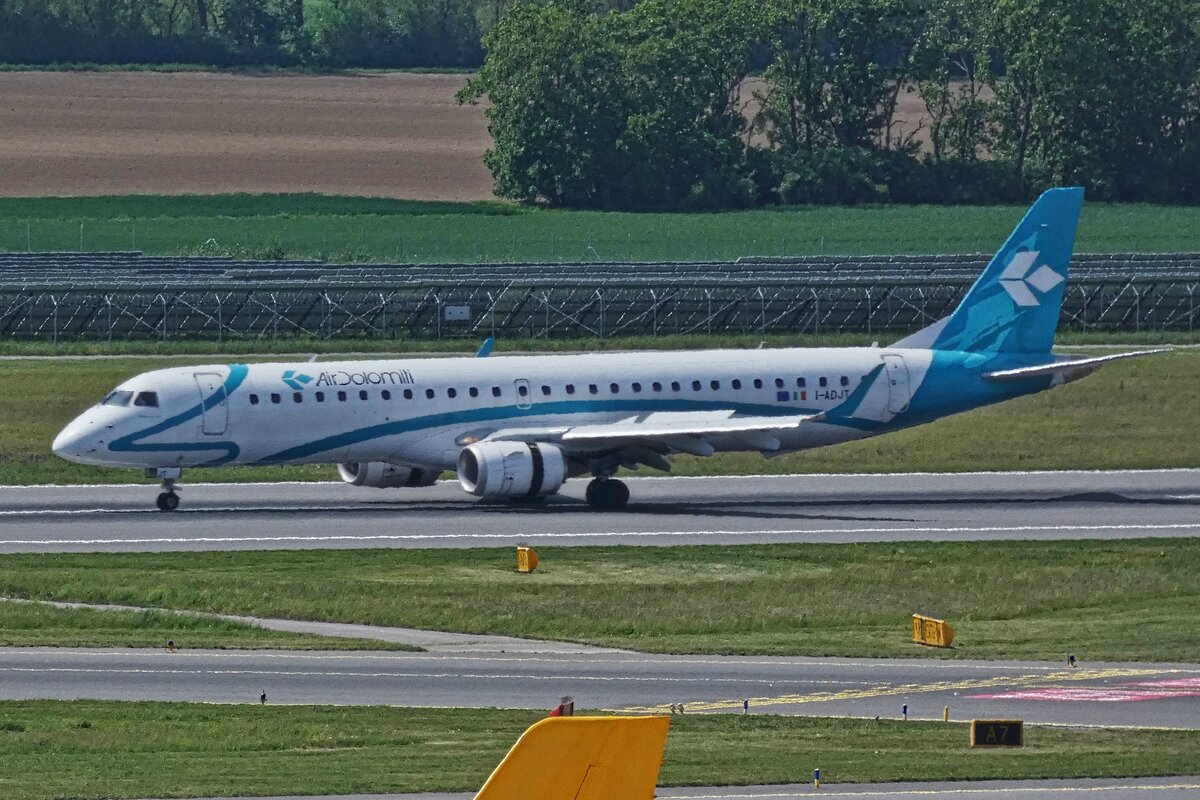 I-ADJT, Embraer E195LR von Air Dolomiti, ist vor kurzen auf dem Flughafen Wien gelandet. 04.05.2026