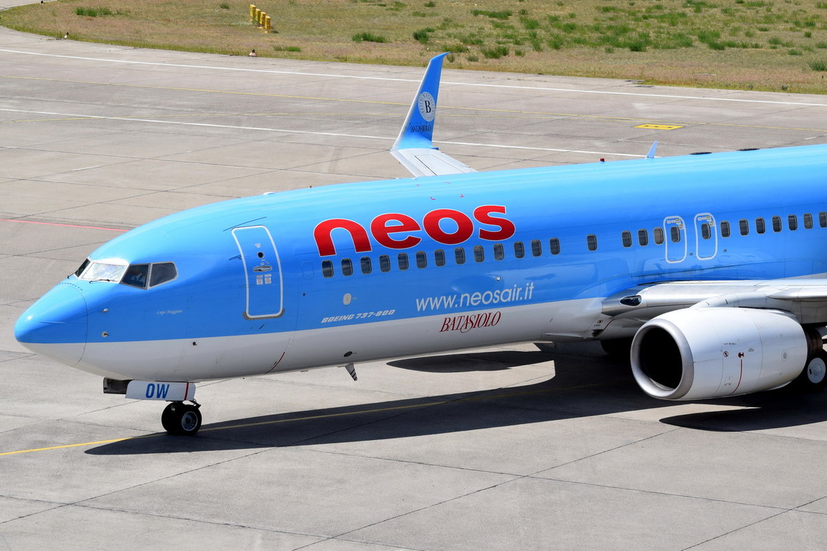 I-NEOW Neos Boeing 737-86N(WL)   beim Gate in Tegel am 07.07.2016