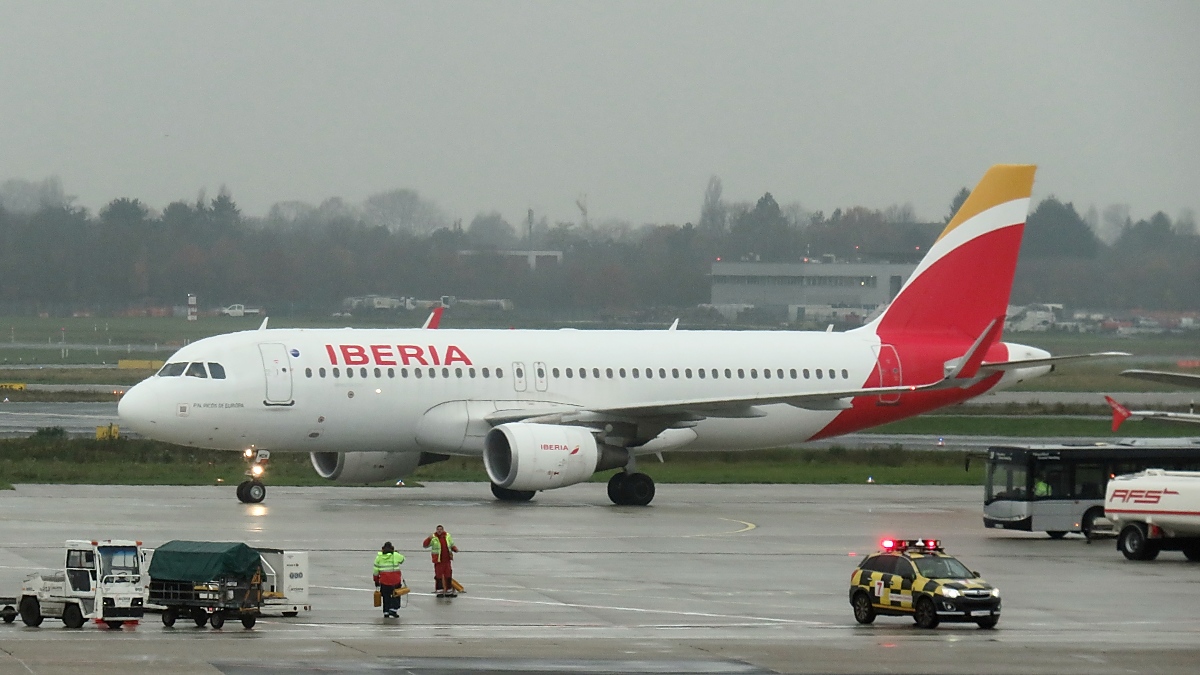 Iberia Airbus A320-214 EC-MDK in Düsseldorf, 4.12.17