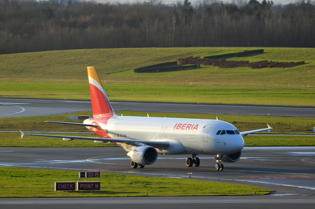 Iberia Airbus A320 EC-LRG rollt nach der Landung am Airport Hamburg Helmut Schmidt zum Gate.