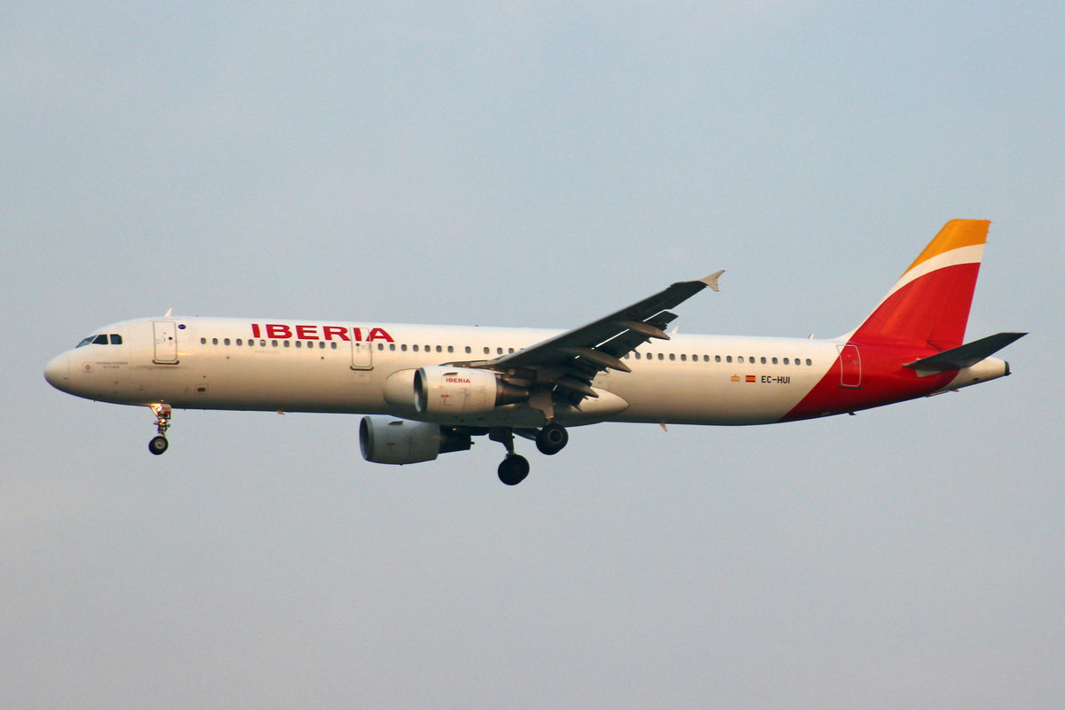 Iberia, EC-HUI, Airbus A321-212, msn: 1027,  Comunidad Autonoma de La Rioja , 15.Oktober 2018, MXP Milano-Malpensa, Italy.