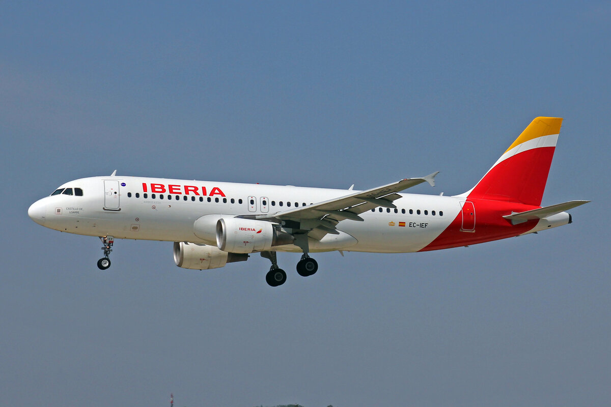 Iberia, EC-IEF, Airbus A320-214, msn: 1665,  Castillo de Loarre , 12.Juni 2021, ZRH Zürich, Switzerland.