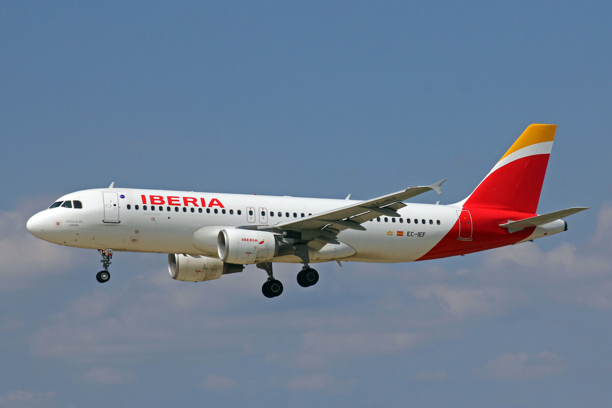 Iberia, EC-IEF, Airbus A320-214, msn: 1665,  Castillo de Loarre , 10.Juli 2022, ZRH Zürich, Switzerland.