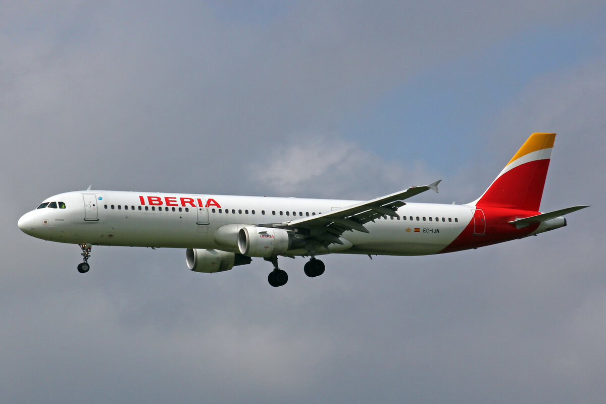 Iberia, EC-IJN, Airbus, A321-211, msn: 1836,  Merida , 01.Mai 2022, ZRH Zürich, Switzerland.