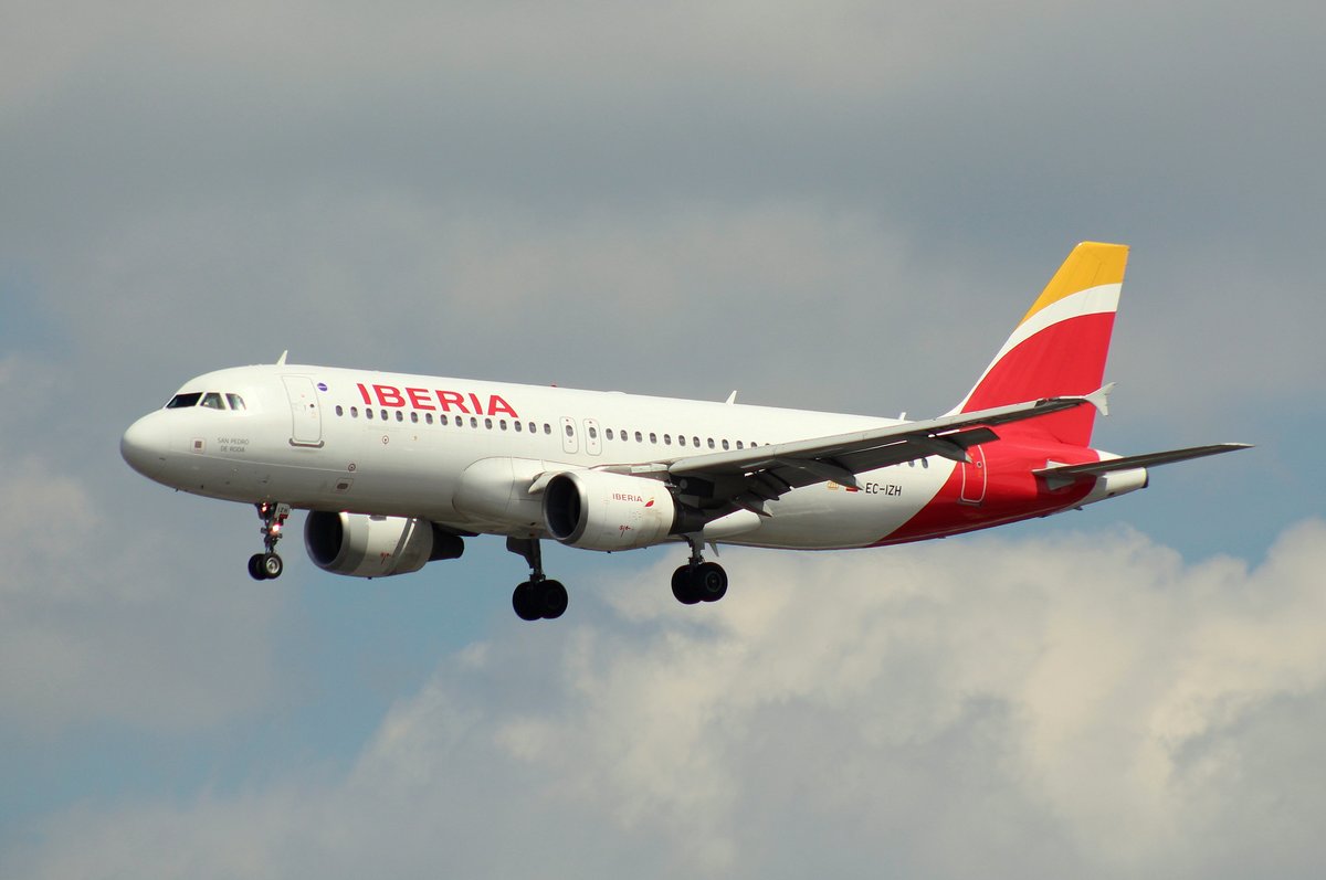 Iberia, EC-IZH,MSN 2225, Airbus A 320-214, 18.06.2017, HAM-EDDH, Hamburg, Germany (Name: San Pedro de Roda) 
