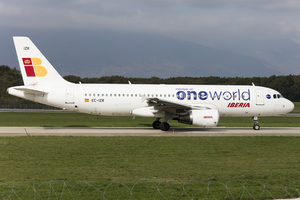 Iberia, EC-IZR, Airbus, A320-214, 17.10.2015, GVA, Geneve, Switzerland 



