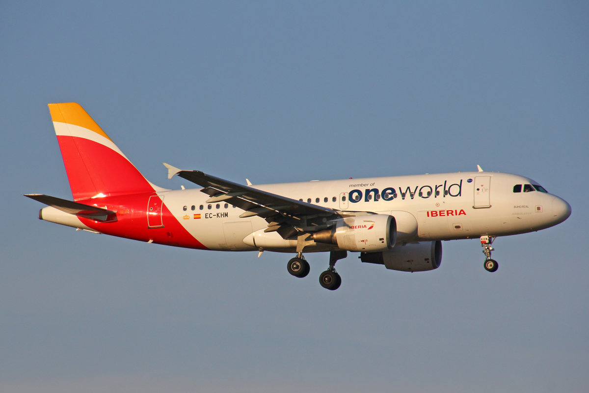 Iberia, EC-KHM, Airbus A319-111, msn: 3209,  Búho Rea , 24.März 2018, ZRH Zürich, Switzerland.