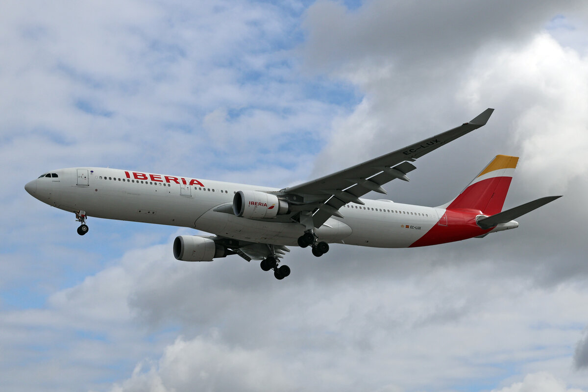 Iberia, EC-LUX, Airbus A330-302, msn: 1405,  Panamá , 06.Juli 2023, LHR London Heathrow, United Kingdom.