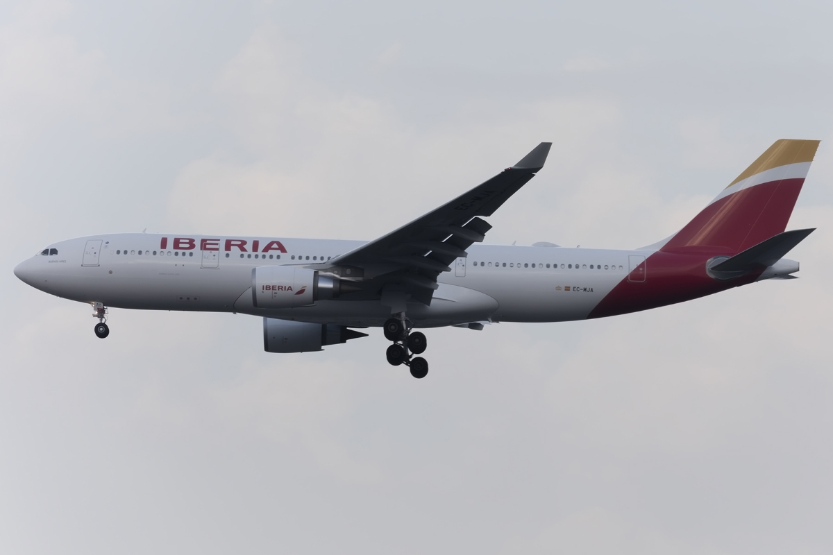Iberia, EC-MJA, Airbus, A330-202, 25.03.2016, MXP, Mailand, Italy



