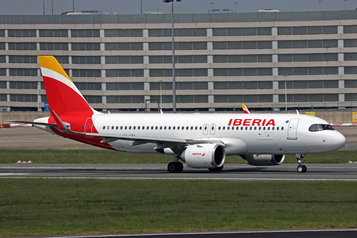 Iberia, EC-NTA, Airbus A320-251N, msn: 10696,  Castillo De Loarre , 21.Mai 2023, BRU Brüssel, Belgium.