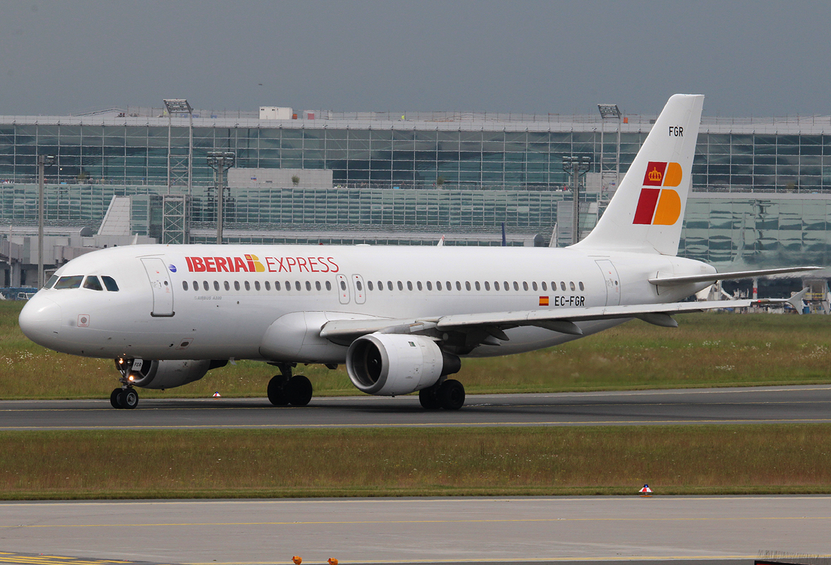 Iberia Express A 320-211 EC-FGR am 11.06.2013 auf dem Flughafen Frankfurt