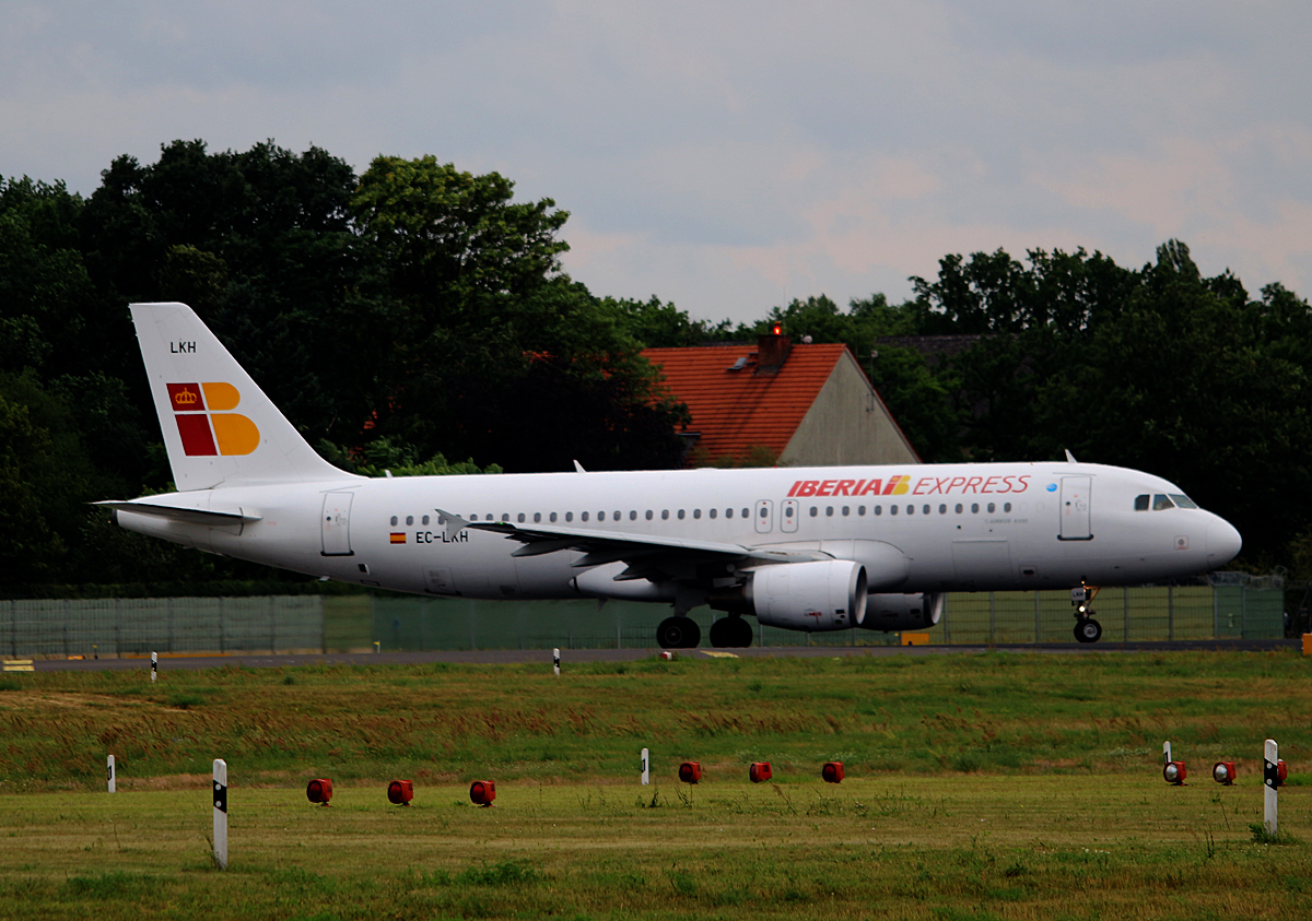 Iberia Express, Airbus A 320-214, EC-LKH, TXL, 14.07.2016