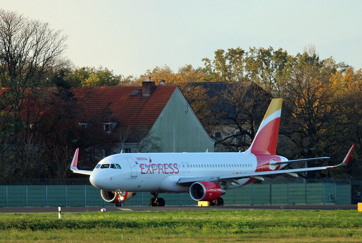 Iberia Express, Airbus A 320-216, EC-LUS, TXL, 30.10.2017