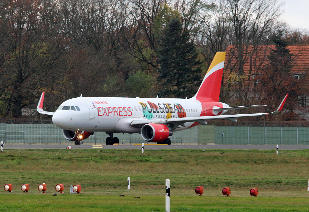 Iberia Express, Airbus A 320-216, EC-LYE, TXL, 19.11.2017