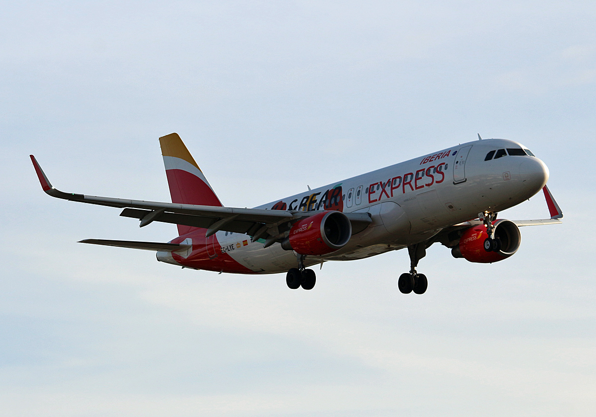 Iberia Express, Airbus A 320-216, EC-LYE, TXL, 06.01.2018