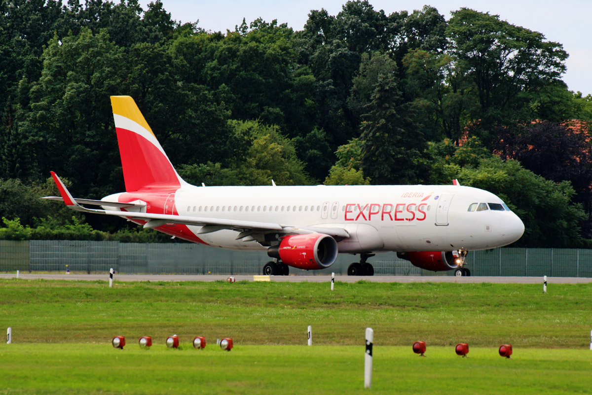 Iberia Express, Airbus A 320-216, EC-LVQ, TXL, 10.08.2019