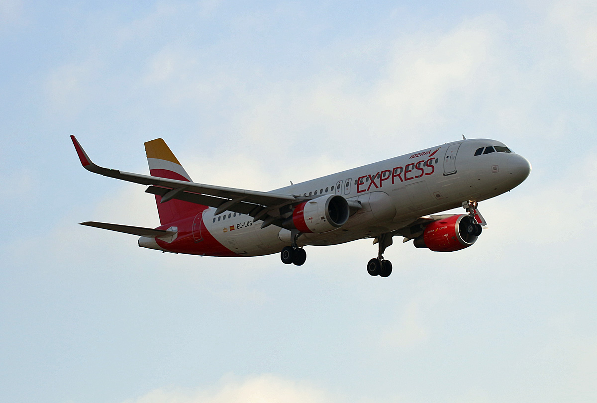 Iberia Express, Airbus A 320-216, EC-LUS, TXL, 30.11.2019