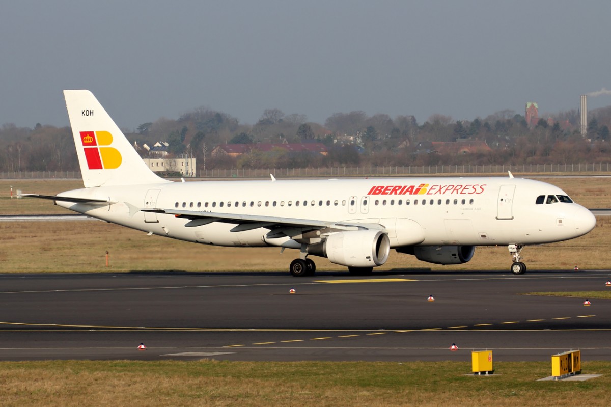 Iberia Express EC-KOH rollt zum Start in Düsseldorf 23.3.2015