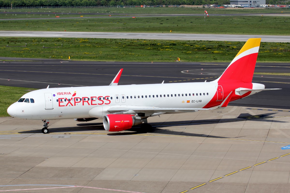 Iberia Express EC-LVQ rollt zum Gate in Düsseldorf 2.5.2015