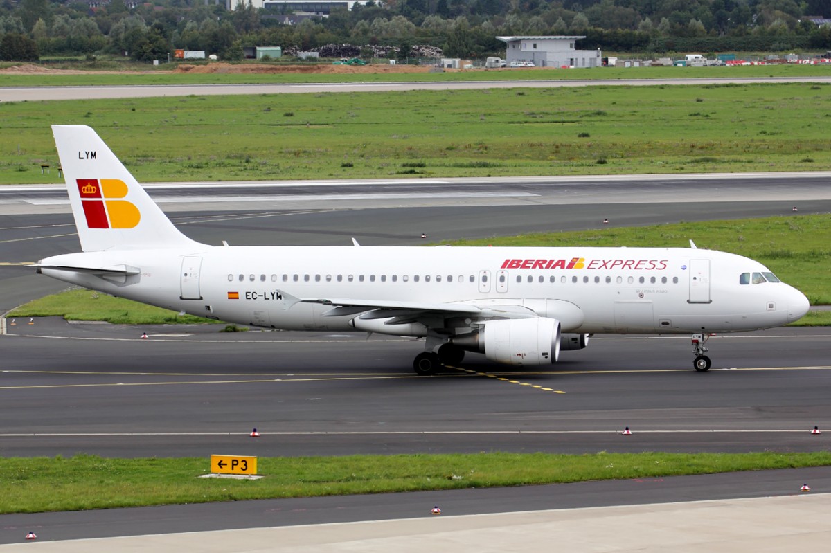 Iberia Express EC-LYM rollt zum Gate in Düsseldorf 29.8.2014