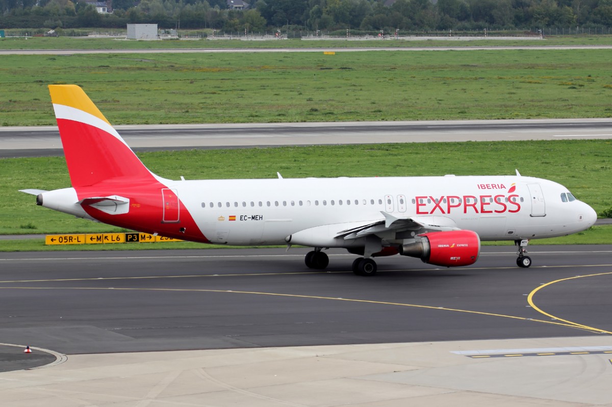 Iberia Express EC-MEH rollt zum Start in Düsseldorf 13.9.2015