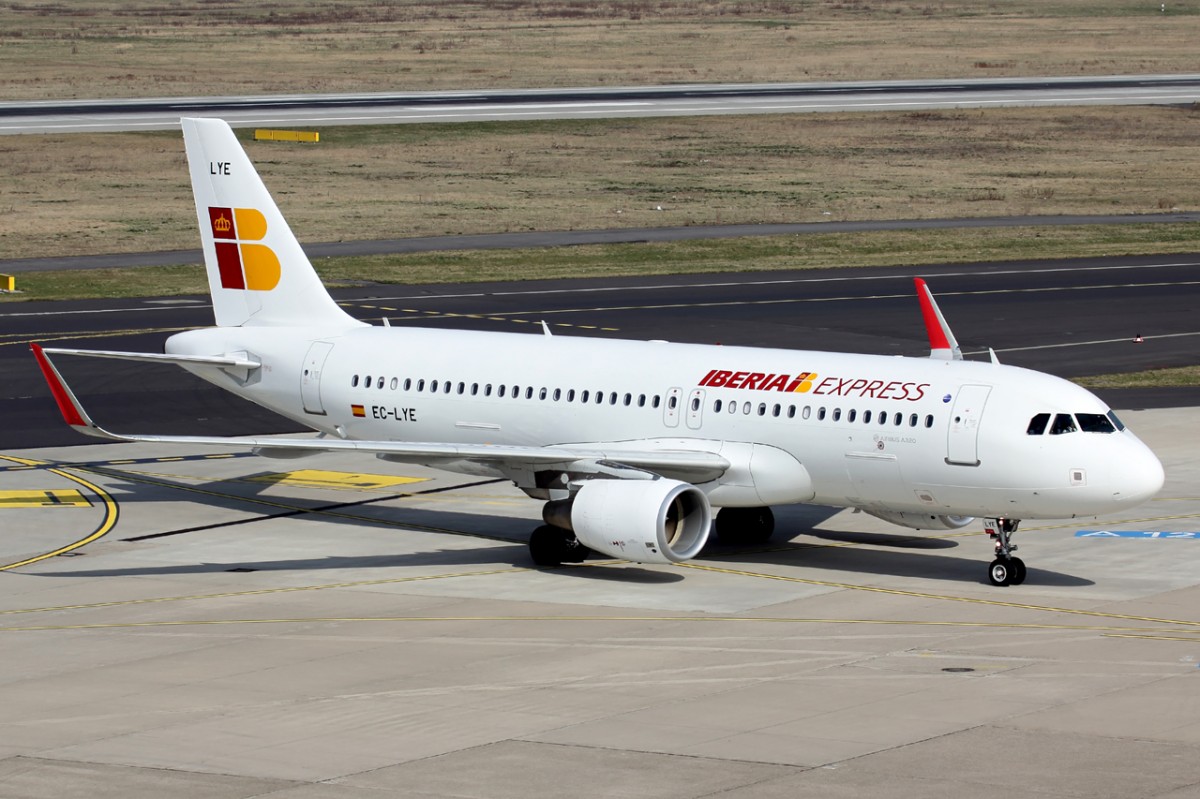 Iberia Express rollt zum Gate in Düsseldorf 23.3.2015
