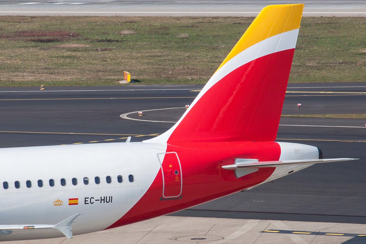 Iberia (IB-IBE), EC-HUI, Airbus, A 321-212 (Seitenleitwerk/Tail), 10.03.2016, DUS-EDDL, Düsseldorf, Germany