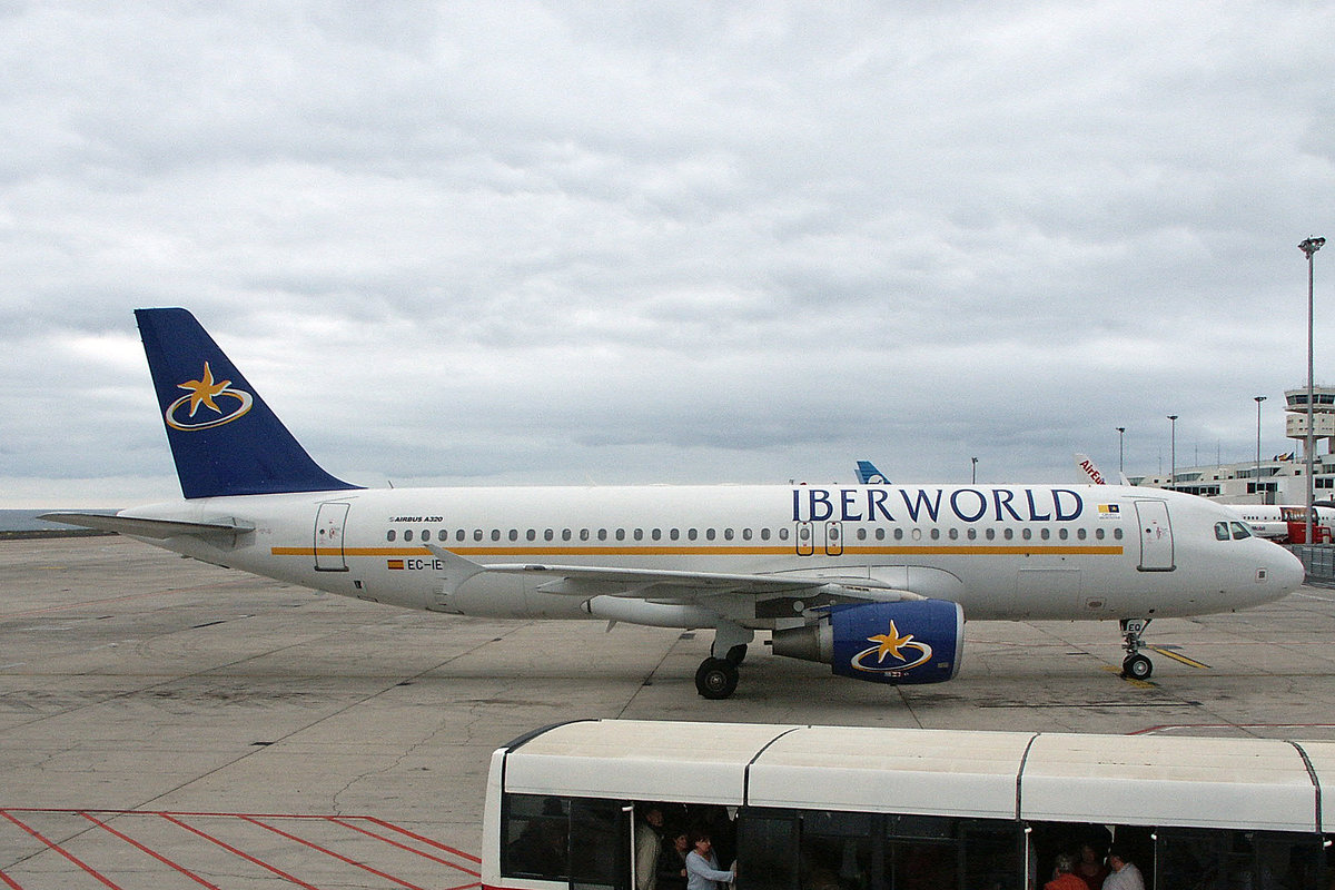 Iberworld, EC-IEQ, Airbus A320-214, msn: 1767, 30.November 2003, ACE Lanzarote, Spain.